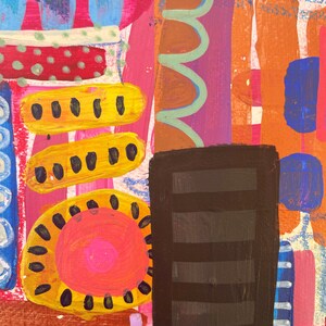 Puede incluir: Pintura abstracta con colores vivos y formas geom&eacute;tricas. La pintura presenta un gran rect&aacute;ngulo negro con rayas horizontales, rodeado de formas amarillas, rojas, azules y verdes.