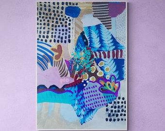 Op de afbeelding: Abstracte mixed media kunstwerk op canvas. Het stuk bevat een collage van vormen en patronen in tinten blauw, paars, bruin en goud. Het woord "No" is zichtbaar in de linker benedenhoek. Het kunstwerk is gemonteerd op een houten frame.