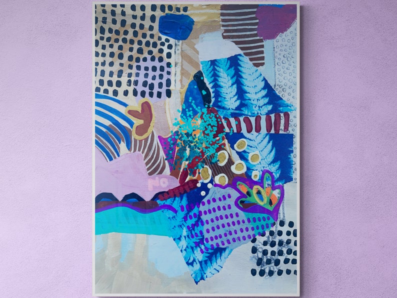 K&ouml;nnte beinhalten: Abstrakte Mixed-Media-Kunst auf Leinwand. Das Werk zeigt eine Collage aus Formen und Mustern in Blau-, Lila-, Braun- und Goldt&ouml;nen. Das Wort "No" ist in der linken unteren Ecke sichtbar. Das Kunstwerk ist auf einem Holzrahmen montiert.