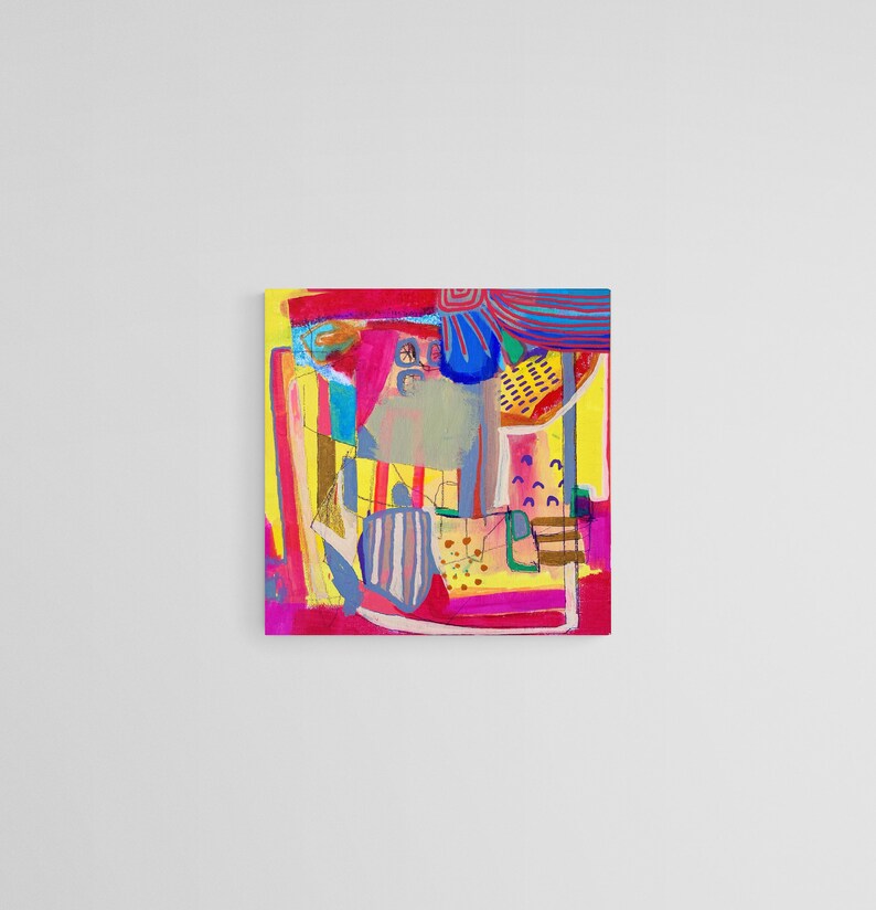 Op de afbeelding: Abstract schilderij met een mix van felle kleuren, waaronder geel, roze, rood, blauw en groen. Het schilderij bevat geometrische vormen en lijnen, wat resulteert in een dynamische en energieke compositie.