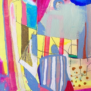 Op de afbeelding: Abstract schilderij met gedurfde streken in roze, geel, blauw en grijs. Het schilderij bevat geometrische vormen en lijnen, die een dynamische en energieke compositie cre&euml;ren.