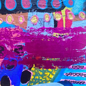 Pode incluir: Pintura abstrata com uma mistura vibrante de cores, incluindo rosa, azul, amarelo e preto. A pintura apresenta c&iacute;rculos, cora&ccedil;&otilde;es e formas geom&eacute;tricas.