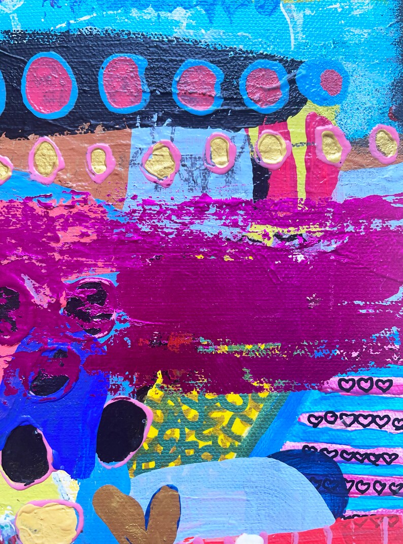 Pode incluir: Pintura abstrata com uma mistura vibrante de cores, incluindo rosa, azul, amarelo e preto. A pintura apresenta c&iacute;rculos, cora&ccedil;&otilde;es e formas geom&eacute;tricas.