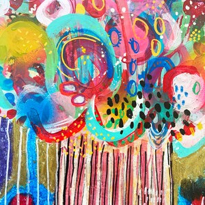 Puede incluir: Pintura abstracta con colores brillantes, incluyendo rosa, azul, amarillo y rojo. La pintura presenta una variedad de formas y patrones, incluyendo c&iacute;rculos, espirales y rayas. La pintura est&aacute; realizada en un estilo audaz y expresivo.