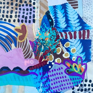 K&ouml;nnte beinhalten: Abstrakte Mixed-Media-Kunst mit einer Collage aus Texturen und Farben. Das Kunstwerk zeigt blaue, violette, goldene und braune Elemente, darunter gepunktete Muster, Pinselstriche und geschichtetes Papier. Das Wort "No" ist sichtbar.