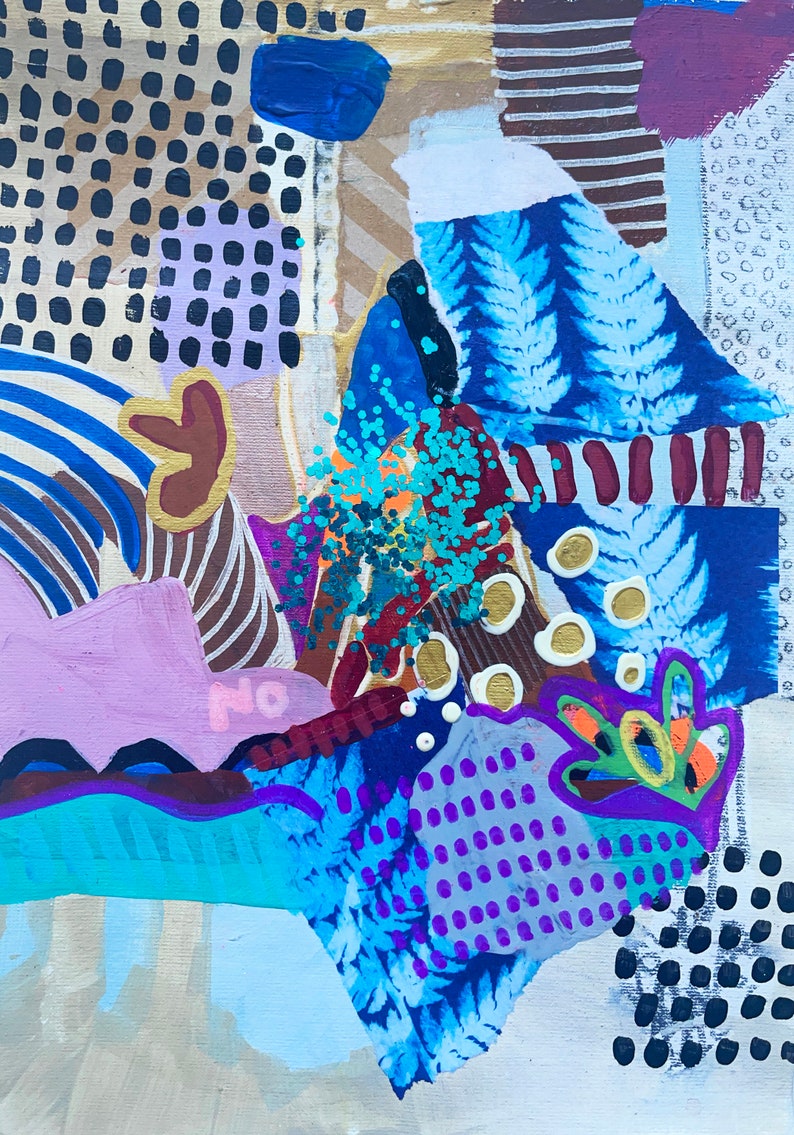 K&ouml;nnte beinhalten: Abstrakte Mixed-Media-Kunst mit einer Collage aus Texturen und Farben. Das Kunstwerk zeigt blaue, violette, goldene und braune Elemente, darunter gepunktete Muster, Pinselstriche und geschichtetes Papier. Das Wort "No" ist sichtbar.