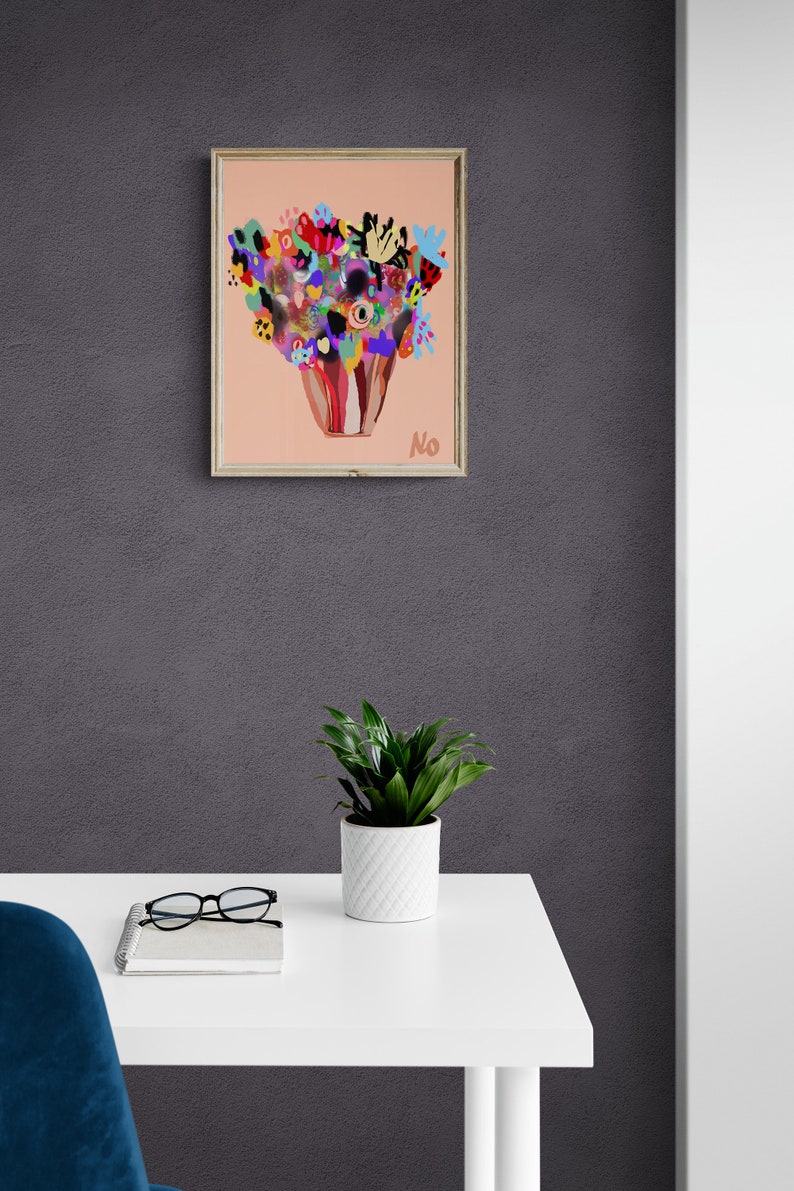 K&ouml;nnte beinhalten: Ein gerahmter Druck eines bunten abstrakten Blumenarrangements in einer Vase auf einem pfirsichfarbenen Hintergrund. Der Text "No" ist in Schwarz am unteren Rand des Drucks geschrieben.