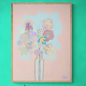 K&ouml;nnte beinhalten: Ein Gem&auml;lde mit einem Strau&szlig; bunter Blumen in einer durchsichtigen Glasvase. Die Blumen sind abstrakt und haben einen verspielten, modernen Stil. Der Hintergrund ist zartrosa.
