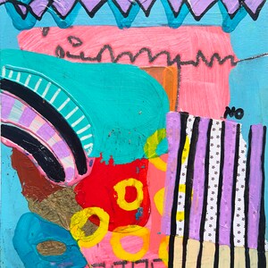 Pu&ograve; includere: Dipinto astratto con una miscela di colori vivaci, tra cui rosa, blu, giallo, rosso e nero. Il dipinto presenta forme geometriche, strisce e una linea ondulata. La parola "NO" &egrave; scritta in nero sul lato destro del dipinto.