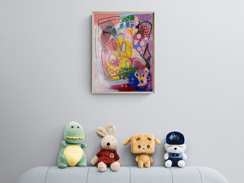 Puede incluir: Cuatro peluches en un sof&aacute; azul claro. Un dinosaurio verde, un conejito rojo y blanco, un perro marr&oacute;n con cabeza cuadrada y un perro azul y blanco con una gorra de b&eacute;isbol azul.