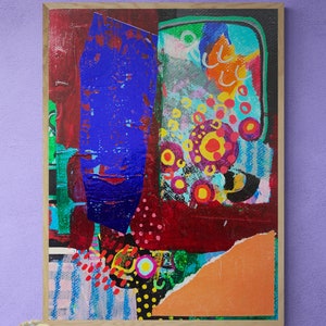 K&ouml;nnte beinhalten: Abstraktes Gem&auml;lde im Collage-Stil. Das Gem&auml;lde zeigt eine Vielzahl von Farben, darunter Rot, Blau, Gr&uuml;n, Gelb, Orange und Schwarz. Das Gem&auml;lde ist in einem Holzrahmen gerahmt.