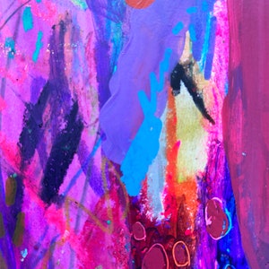 Puede incluir: Pintura abstracta con colores vibrantes, incluyendo morado, rosa, azul y rojo. La pintura presenta una gran forma circular roja en la esquina superior izquierda y una serie de formas circulaires m&aacute;s peque&ntilde;as en la esquina inferior derecha.