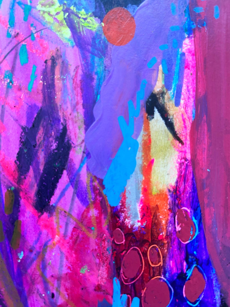 Puede incluir: Pintura abstracta con colores vibrantes, incluyendo morado, rosa, azul y rojo. La pintura presenta una gran forma circular roja en la esquina superior izquierda y una serie de formas circulaires m&aacute;s peque&ntilde;as en la esquina inferior derecha.