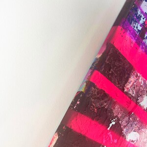 K&ouml;nnte beinhalten: Abstraktes Gem&auml;lde mit rosa, braunen, goldenen und wei&szlig;en Streifen. Das Gem&auml;lde ist auf einer wei&szlig;en Leinwand und ist so geneigt, dass die Kante der Leinwand sichtbar ist.