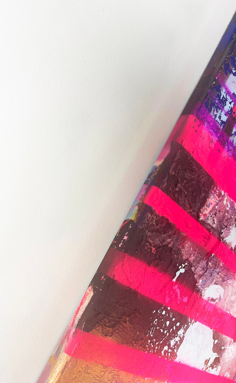 K&ouml;nnte beinhalten: Abstraktes Gem&auml;lde mit rosa, braunen, goldenen und wei&szlig;en Streifen. Das Gem&auml;lde ist auf einer wei&szlig;en Leinwand und ist so geneigt, dass die Kante der Leinwand sichtbar ist.