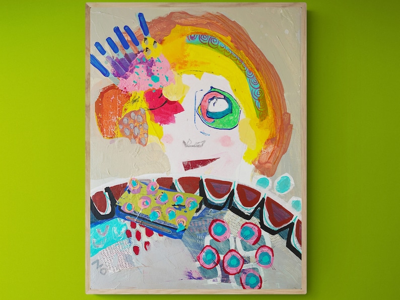 K&ouml;nnte beinhalten: Abstrakte Malerei auf Leinwand mit einem skurrilen Gesicht mit gro&szlig;em Auge und L&auml;cheln. Das Kunstwerk verwendet leuchtende Farben wie Gelb, Orange, Rosa und Blau, mit einem beigen Hintergrund und einem Holzrahmen. Der Stil ist ausdrucksstark und verspielt.