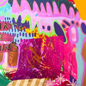Puede incluir: Pintura abstracta con un esquema de color rosa, morado y verde. La pintura presenta una variedad de formas y texturas, incluyendo un rect&aacute;ngulo rosa y morado con una figura dorada en su interior. El texto "WHAT'S THE THING" es visible en la esquina superior izquierda de la pintura.