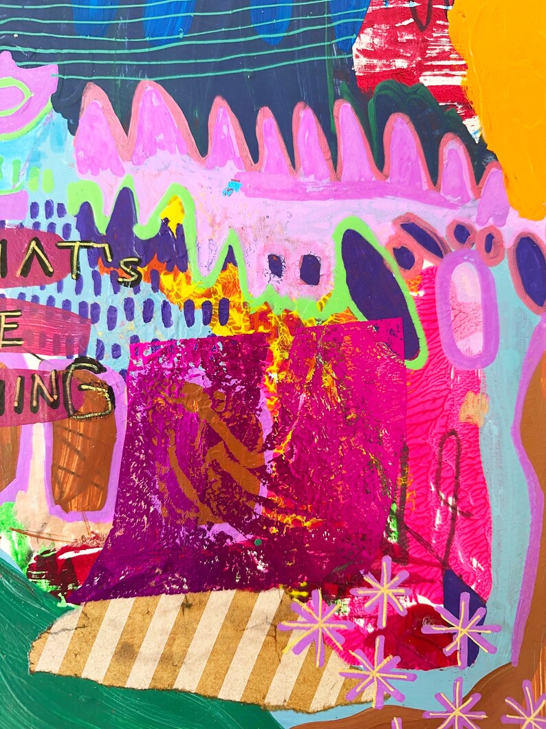 Puede incluir: Pintura abstracta con un esquema de color rosa, morado y verde. La pintura presenta una variedad de formas y texturas, incluyendo un rect&aacute;ngulo rosa y morado con una figura dorada en su interior. El texto "WHAT'S THE THING" es visible en la esquina superior izquierda de la pintura.
