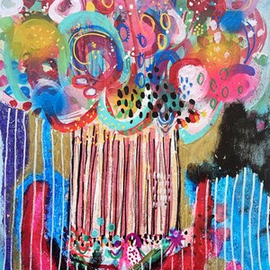 Puede incluir: Pintura abstracta con un dise&ntilde;o colorido y en espiral. La pintura presenta una variedad de colores, incluyendo rosa, azul, verde, amarillo y rojo. La pintura est&aacute; sobre un fondo azul claro.
