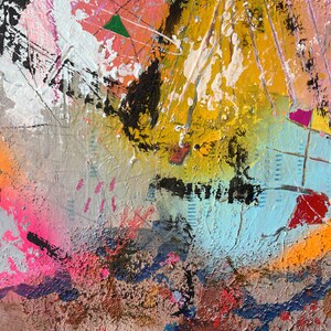 Op de afbeelding: Abstract schilderij met een mix van kleuren, waaronder roze, geel, blauw, zwart en wit. De verf is aangebracht in een dikke, textuurrijke stijl, wat een dynamische en energieke compositie cre&euml;ert.