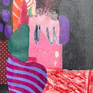 K&ouml;nnte beinhalten: Eine abstrakte Mixed-Media-Collage auf Leinwand mit geschichteten Texturen und Formen. Zu den Elementen geh&ouml;ren ein dunkelbrauner Stoff mit wei&szlig;en Herzen, eine violett-blau gestreifte Form, eine einfarbig gr&uuml;ne Fl&auml;che, leuchtend rosa Farbe.