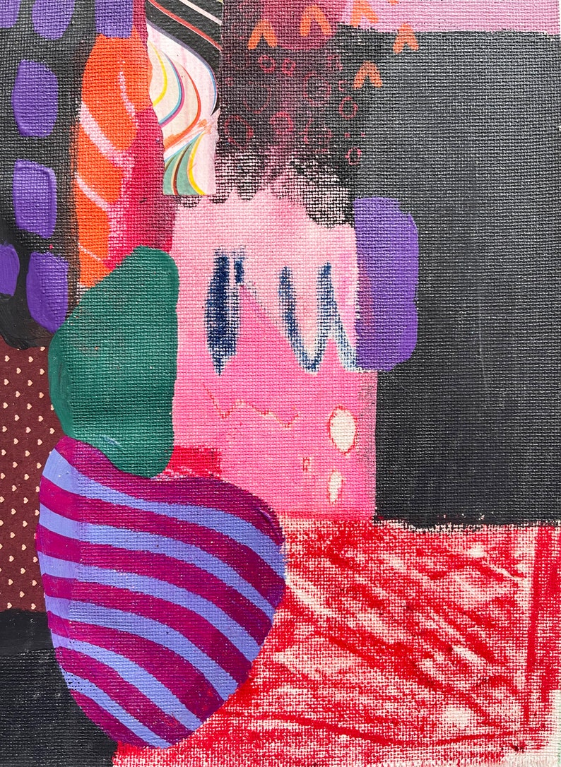 K&ouml;nnte beinhalten: Eine abstrakte Mixed-Media-Collage auf Leinwand mit geschichteten Texturen und Formen. Zu den Elementen geh&ouml;ren ein dunkelbrauner Stoff mit wei&szlig;en Herzen, eine violett-blau gestreifte Form, eine einfarbig gr&uuml;ne Fl&auml;che, leuchtend rosa Farbe.
