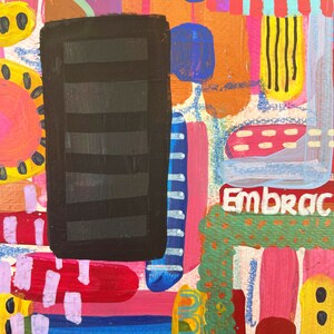 Puede incluir: Pintura abstracta con un rect&aacute;ngulo negro en el centro, rodeado de rayas, puntos y remolinos de colores. La palabra "Embrace" est&aacute; escrita en pintura blanca en la parte inferior de la pintura.