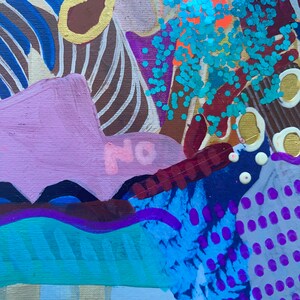 K&ouml;nnte beinhalten: Abstraktes Gem&auml;lde mit einer Mischung aus Farben und Texturen. Enth&auml;lt Bereiche in Blau, Lila, Braun und Gold. Das Wort "No" ist schwach in Rosa zu sehen. T&uuml;rkisfarbener Glitzer sorgt f&uuml;r einen funkelnden Effekt.