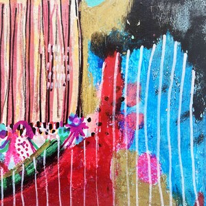Puede incluir: Pintura abstracta con trazos audaces de pintura roja, azul, negra, blanca y dorada. La pintura presenta l&iacute;neas verticales y formas geom&eacute;tricas.