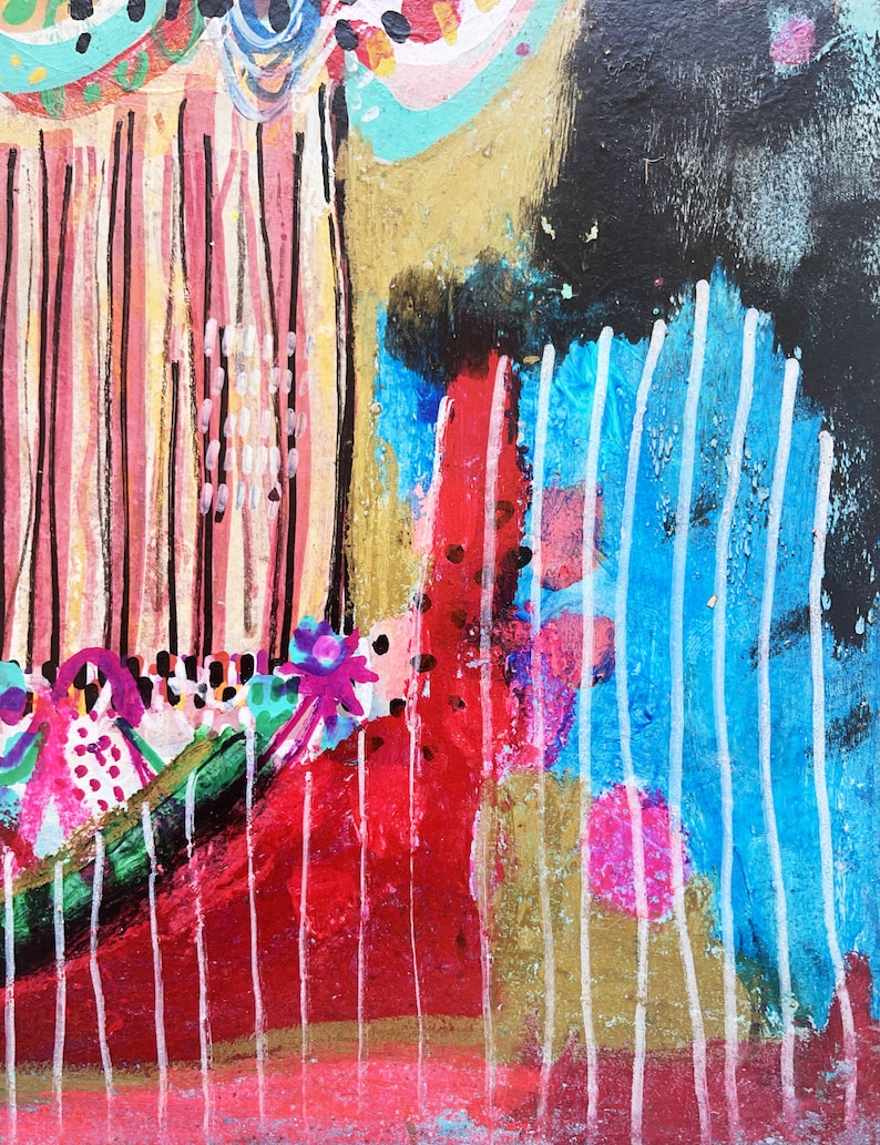 Puede incluir: Pintura abstracta con trazos audaces de pintura roja, azul, negra, blanca y dorada. La pintura presenta l&iacute;neas verticales y formas geom&eacute;tricas.