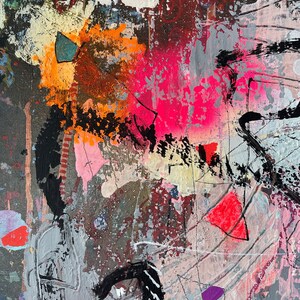 Op de afbeelding: Abstract schilderij met spatten van roze, oranje, gele en zwarte verf op een canvas achtergrond. Het schilderij heeft een textuur en een verscheidenheid aan penseelstreken.