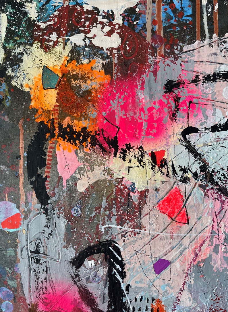 Op de afbeelding: Abstract schilderij met spatten van roze, oranje, gele en zwarte verf op een canvas achtergrond. Het schilderij heeft een textuur en een verscheidenheid aan penseelstreken.