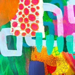 Puede incluir: Pintura abstracta con colores brillantes, incluyendo naranja, verde, azul, amarillo y rosa. La pintura presenta una variedad de formas y texturas, incluyendo c&iacute;rculos, cuadrados y l&iacute;neas. Hay un trozo de papel con texto en la esquina superior izquierda de la pintura.