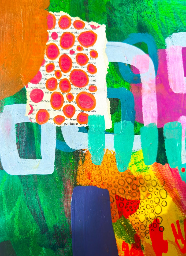 Puede incluir: Pintura abstracta con colores brillantes, incluyendo naranja, verde, azul, amarillo y rosa. La pintura presenta una variedad de formas y texturas, incluyendo c&iacute;rculos, cuadrados y l&iacute;neas. Hay un trozo de papel con texto en la esquina superior izquierda de la pintura.