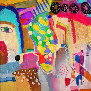 Puede incluir: Pintura abstracta con un dise&ntilde;o colorido y en capas. La pintura presenta una figura azul y verde con puntos amarillos, una figura rosa y roja con puntos blancos y una figura gris con puntos rosas. El fondo es una mezcla de amarillo, naranja y marr&oacute;n.