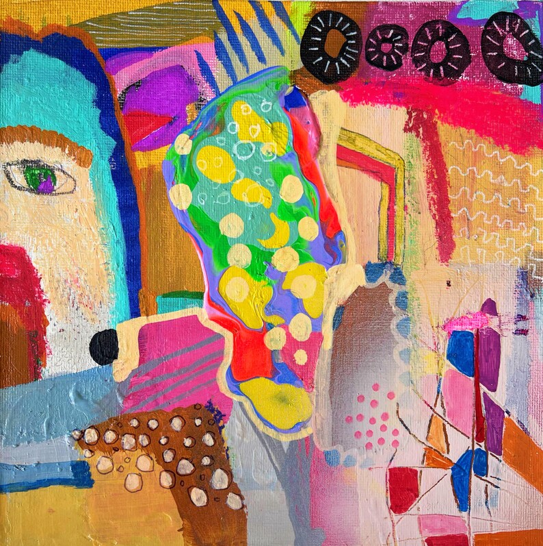 Puede incluir: Pintura abstracta con un dise&ntilde;o colorido y en capas. La pintura presenta una figura azul y verde con puntos amarillos, una figura rosa y roja con puntos blancos y una figura gris con puntos rosas. El fondo es una mezcla de amarillo, naranja y marr&oacute;n.