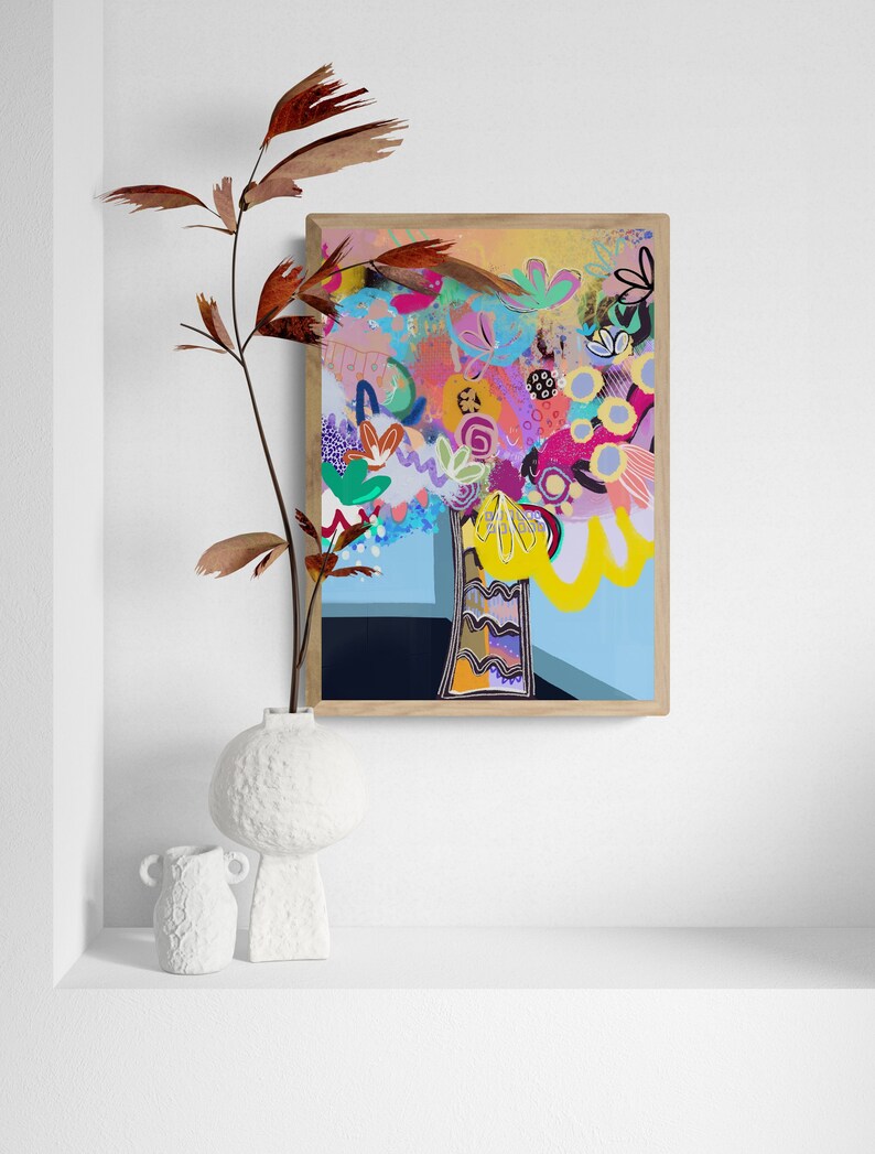 Puede incluir: Una pintura abstracta enmarcada de un ramo de flores colorido en un jarr&oacute;n. Las flores son en tonos de rosa, azul, amarillo, verde y naranja. El jarr&oacute;n es un patr&oacute;n geom&eacute;trico en tonos de amarillo, naranja y azul. El fondo es azul claro.