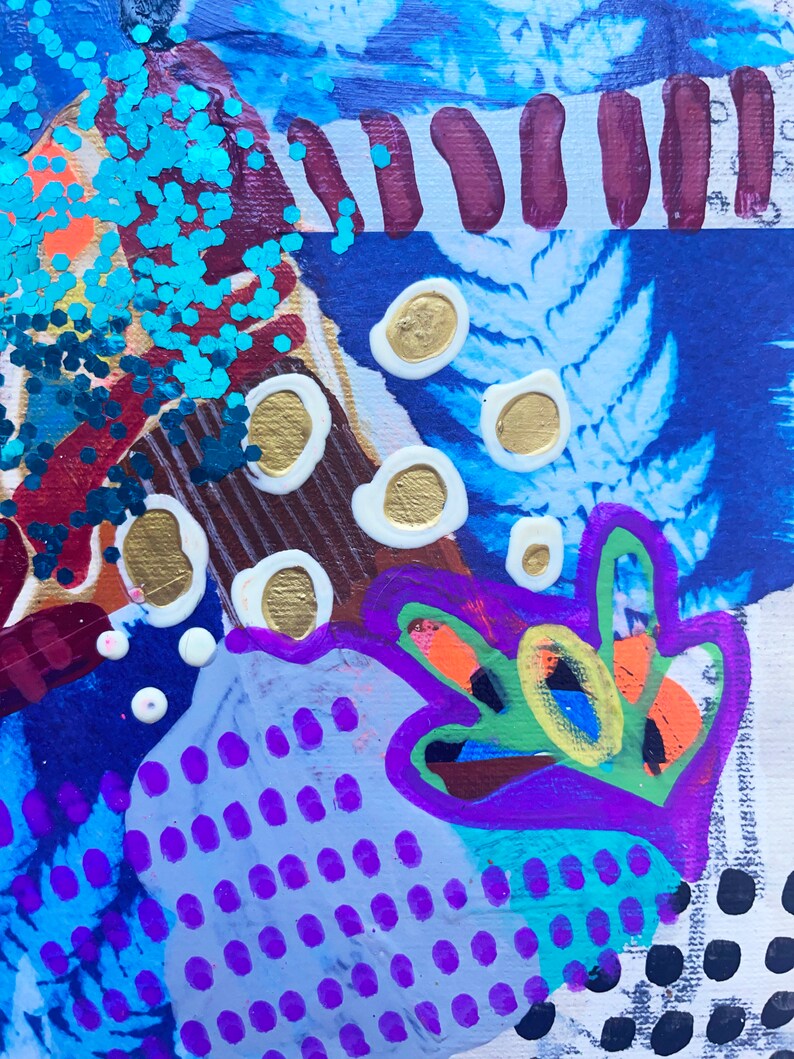 K&ouml;nnte beinhalten: Abstrakte Mixed-Media-Kunst mit einer lebendigen Farbpalette. Die Komposition zeigt blaue, violette und orange Farbt&ouml;ne, akzentuiert mit Blattgold und t&uuml;rkisblauem Glitzer. Das Kunstwerk hat ein strukturiertes Aussehen mit verschiedenen Formen und Mustern.