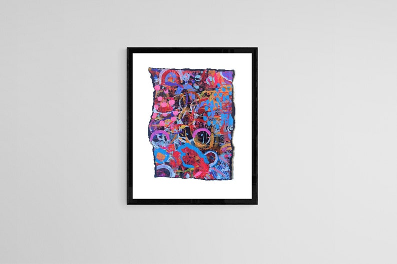 Peut inclure: Impression d'art abstrait avec un design textur&eacute; et color&eacute; aux bords d&eacute;chir&eacute;s. Le design comprend diff&eacute;rentes nuances de bleu, rose, rouge, jaune et noir.