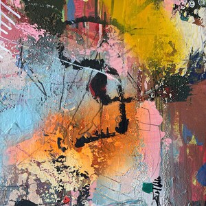 Op de afbeelding: Abstract schilderij met een mix van kleuren, waaronder roze, geel, oranje, blauw, zwart en wit. Het schilderij heeft een textuur en lijkt te zijn gemaakt met meerdere lagen verf.