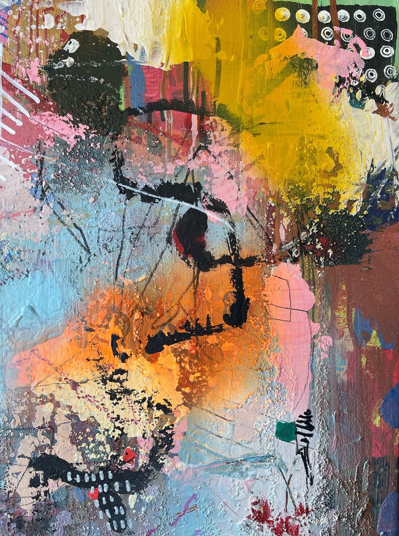 Op de afbeelding: Abstract schilderij met een mix van kleuren, waaronder roze, geel, oranje, blauw, zwart en wit. Het schilderij heeft een textuur en lijkt te zijn gemaakt met meerdere lagen verf.