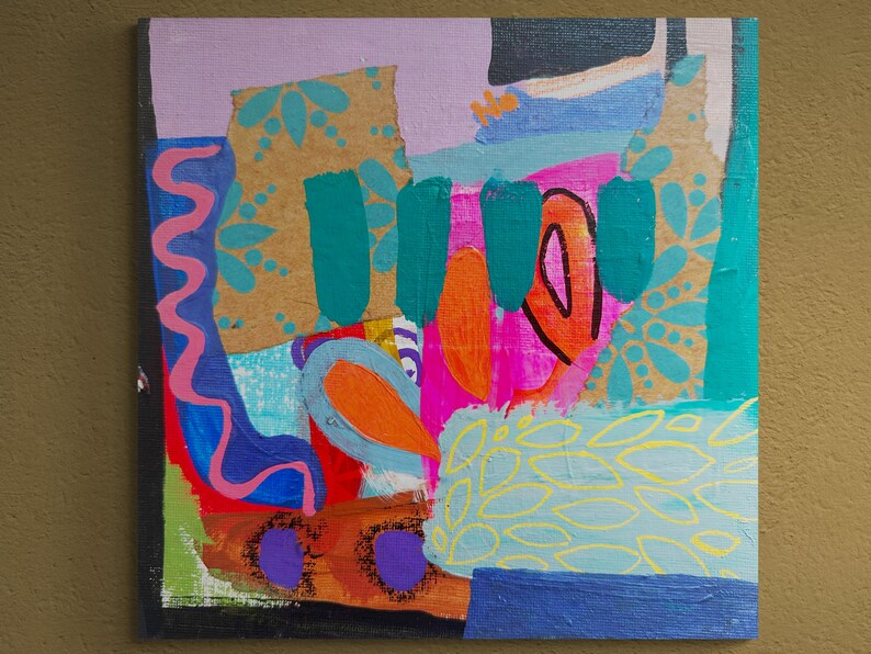 Peut inclure: Peinture abstraite sur toile avec un m&eacute;lange de couleurs vives, notamment rose, orange, turquoise, bleu et jaune. La peinture pr&eacute;sente une vari&eacute;t&eacute; de formes et de textures, notamment des volutes, des points et des feuilles.