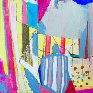 Op de afbeelding: Abstract schilderij met gedurfde, kleurrijke strepen in roze, blauw, geel en wit. Het schilderij heeft een textuur en een moderne, abstracte stijl.