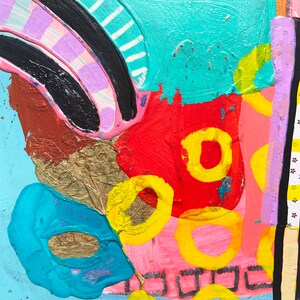 Pu&ograve; includere: Dipinto astratto con una miscela di colori vivaci, tra cui turchese, rosso, giallo, rosa e nero. Il dipinto presenta una variet&agrave; di forme, tra cui cerchi, quadrati e linee curve. Una foglia secca &egrave; incorporata nel design.