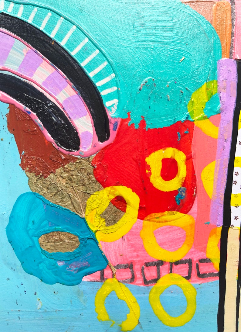 Pu&ograve; includere: Dipinto astratto con una miscela di colori vivaci, tra cui turchese, rosso, giallo, rosa e nero. Il dipinto presenta una variet&agrave; di forme, tra cui cerchi, quadrati e linee curve. Una foglia secca &egrave; incorporata nel design.