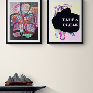 Peut inclure: Deux impressions d'art abstrait encadr&eacute;es avec des motifs g&eacute;om&eacute;triques color&eacute;s. L'impression de gauche a un fond noir avec des formes rouges, roses, bleues et vertes. L'impression de droite a un fond jaune avec des formes roses, noires et blanches. L'impression de droite comporte &eacute;galement le texte "TAKE A BREAK" en lettres noires.