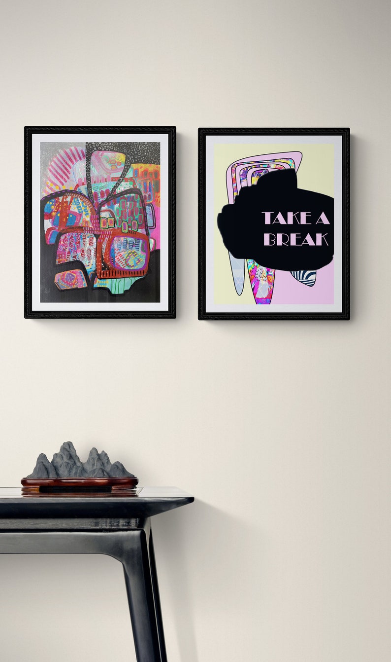 Peut inclure: Deux impressions d'art abstrait encadr&eacute;es avec des motifs g&eacute;om&eacute;triques color&eacute;s. L'impression de gauche a un fond noir avec des formes rouges, roses, bleues et vertes. L'impression de droite a un fond jaune avec des formes roses, noires et blanches. L'impression de droite comporte &eacute;galement le texte "TAKE A BREAK" en lettres noires.