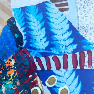 K&ouml;nnte beinhalten: Abstrakte Mixed-Media-Kunst mit einer Collage aus Texturen und Farben. Enth&auml;lt Blaut&ouml;ne, Wei&szlig;, Braun und Gold. Enth&auml;lt blattartige Muster, Glitzer und geometrische Formen. Das Kunstwerk hat ein strukturiertes, geschichtetes Aussehen.