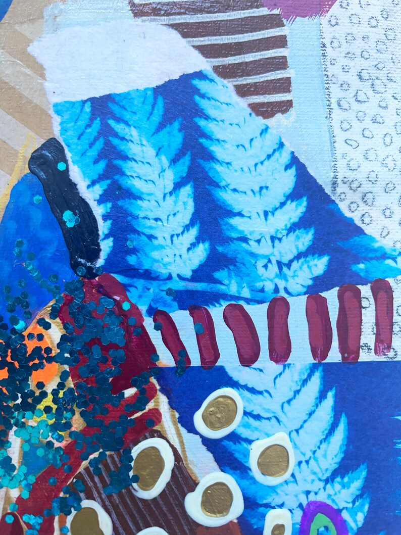 K&ouml;nnte beinhalten: Abstrakte Mixed-Media-Kunst mit einer Collage aus Texturen und Farben. Enth&auml;lt Blaut&ouml;ne, Wei&szlig;, Braun und Gold. Enth&auml;lt blattartige Muster, Glitzer und geometrische Formen. Das Kunstwerk hat ein strukturiertes, geschichtetes Aussehen.
