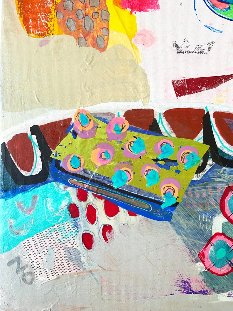 K&ouml;nnte beinhalten: Abstrakte Mixed-Media-Kunst mit einer Collage aus Formen und Farben. Die Komposition umfasst ein gr&uuml;nes Rechteck mit rosa und blauen kreisf&ouml;rmigen Formen, rote Punkte und verschiedene andere geometrische Formen in Gelb-, Braun- und Blaut&ouml;nen.